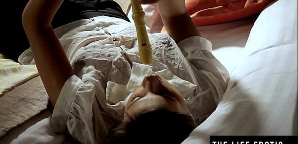  Cute sexy college girl fucks her wet plump pussy with her flute